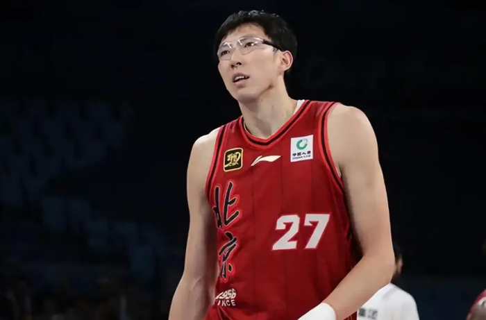 周琦绝杀战成最大笑点，亿元合同遭质疑