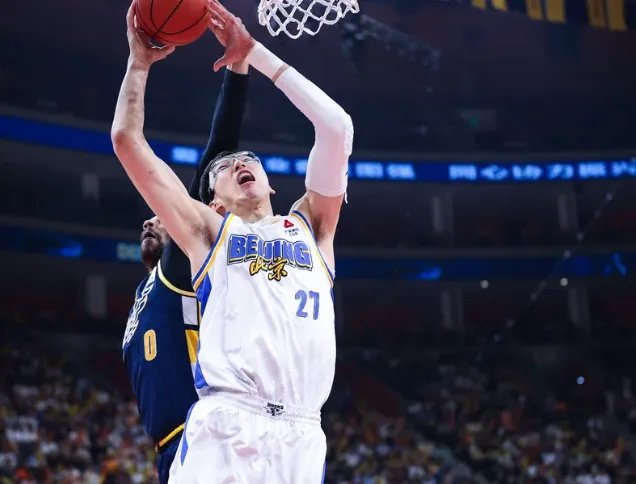 周琦绝杀战成最大笑点，亿元合同遭质疑