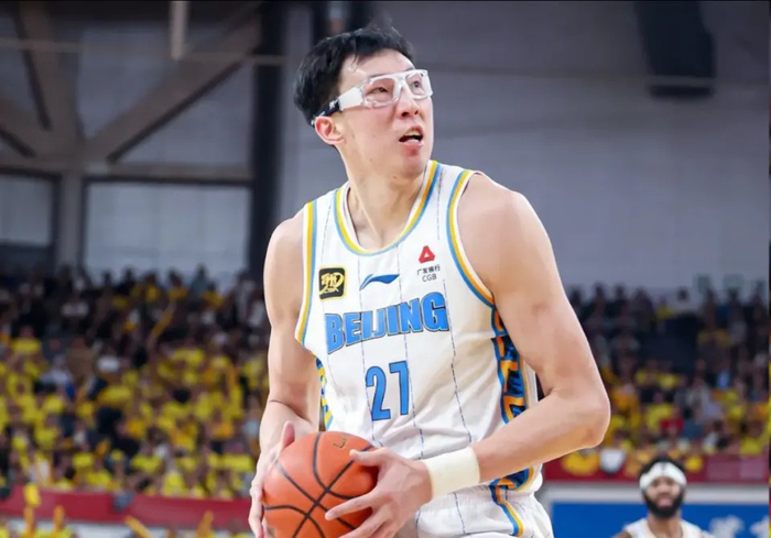 周琦绝杀战成最大笑点，亿元合同遭质疑