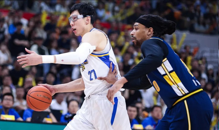 周琦绝杀战成最大笑点，亿元合同遭质疑