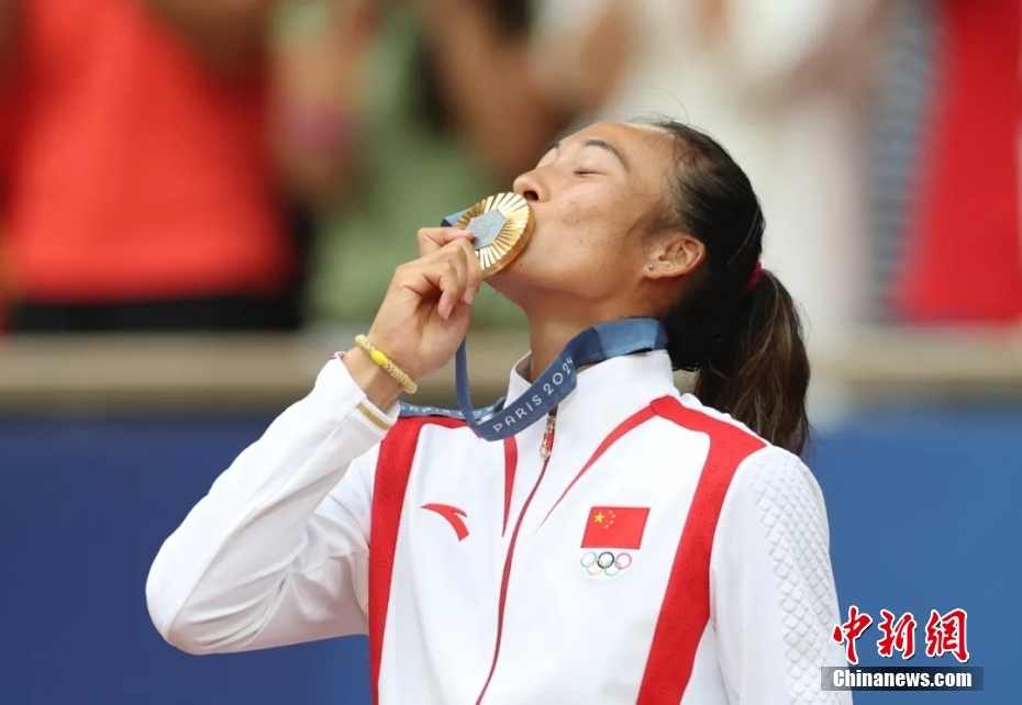 郑钦文实现WTA年度奖项三连冠，成为中国网球史