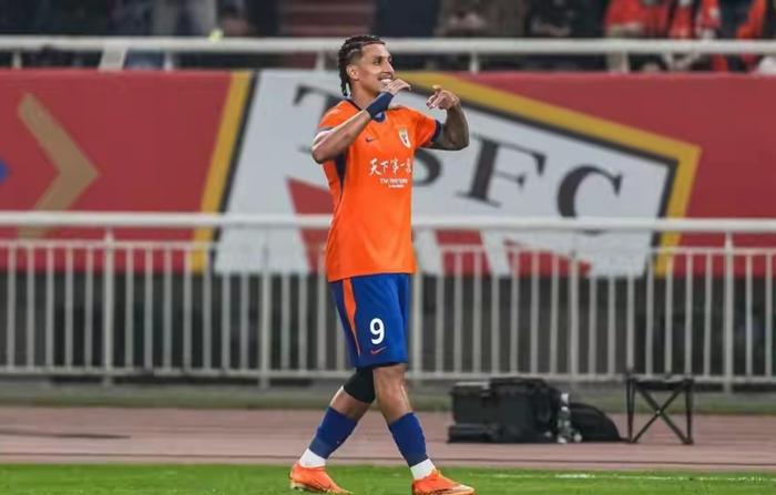 山东泰山遭裁判误判拖累 1-1战平上海海港