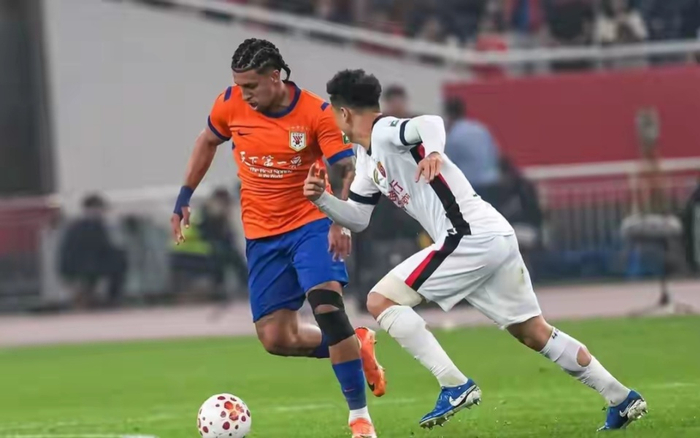 山东泰山遭裁判误判拖累 1-1战平上海海港